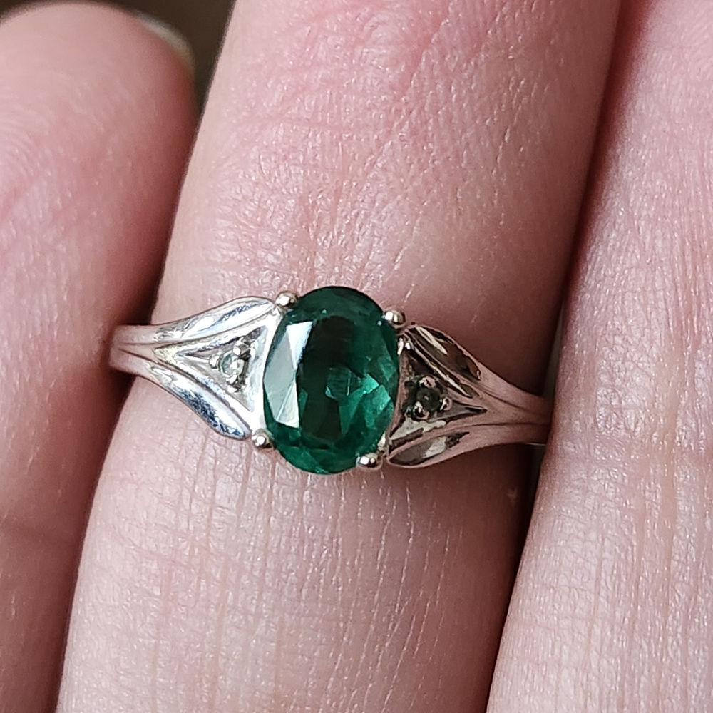 Elegant Silver and Green Gemstone Ring